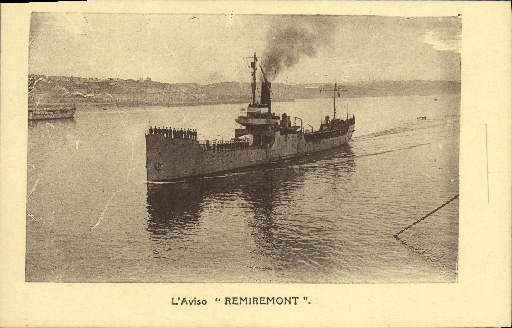 L'Aviso "REMIREMONT" — en navigation dans un port — Éditions Universitaires Toute et Pauline Levilliois, Paris