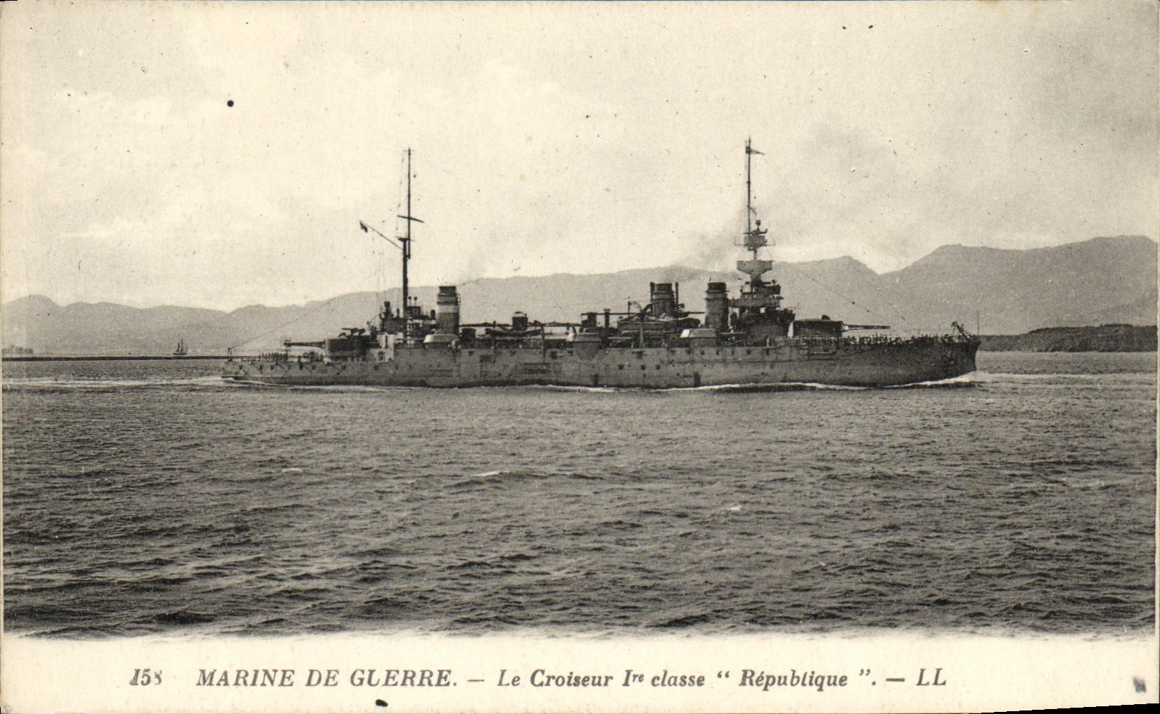 CPA Bateau Guerre Republique Croiseur de 1ere classe