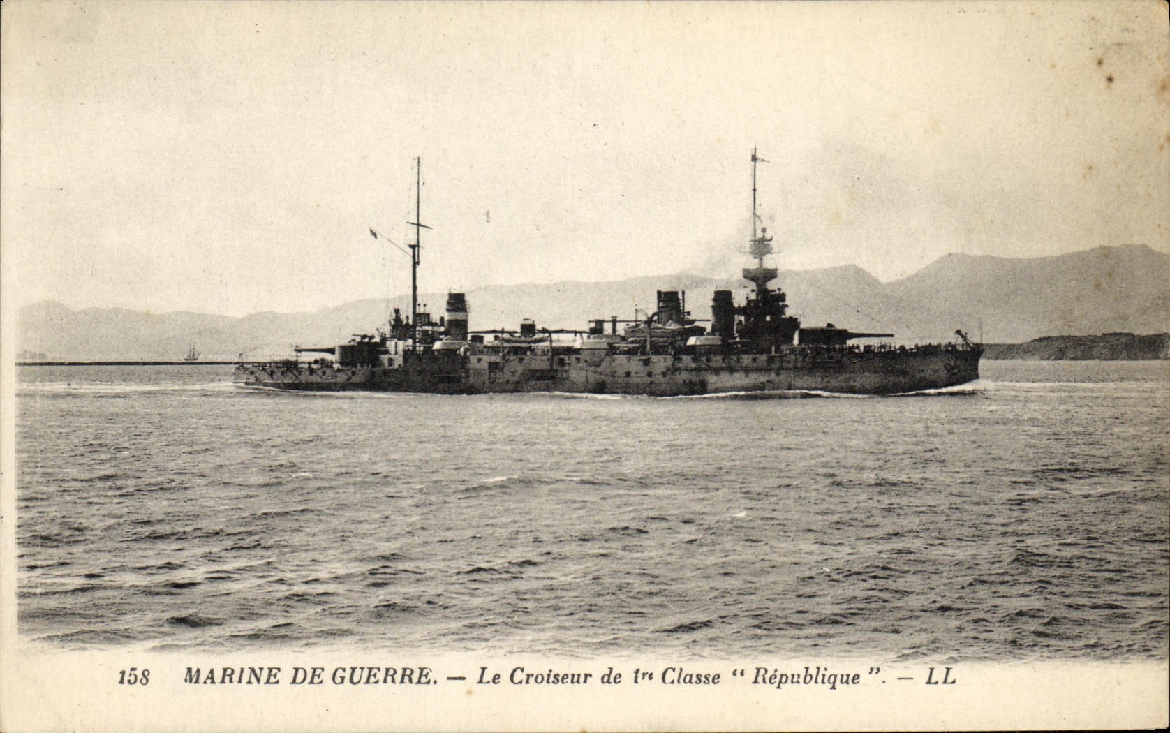CPA Bateau Guerre Republique Croiseur de 1ere classe