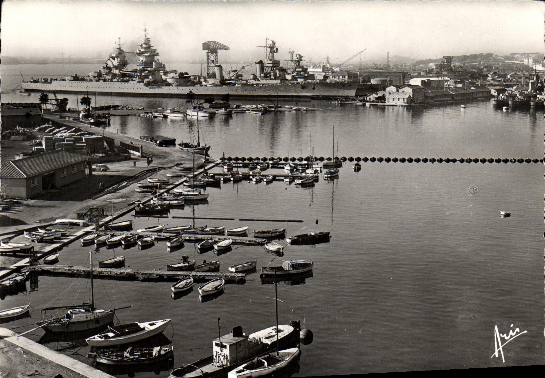 CPM Bateau Guerre Le Richelieu dans le port de Toulon 