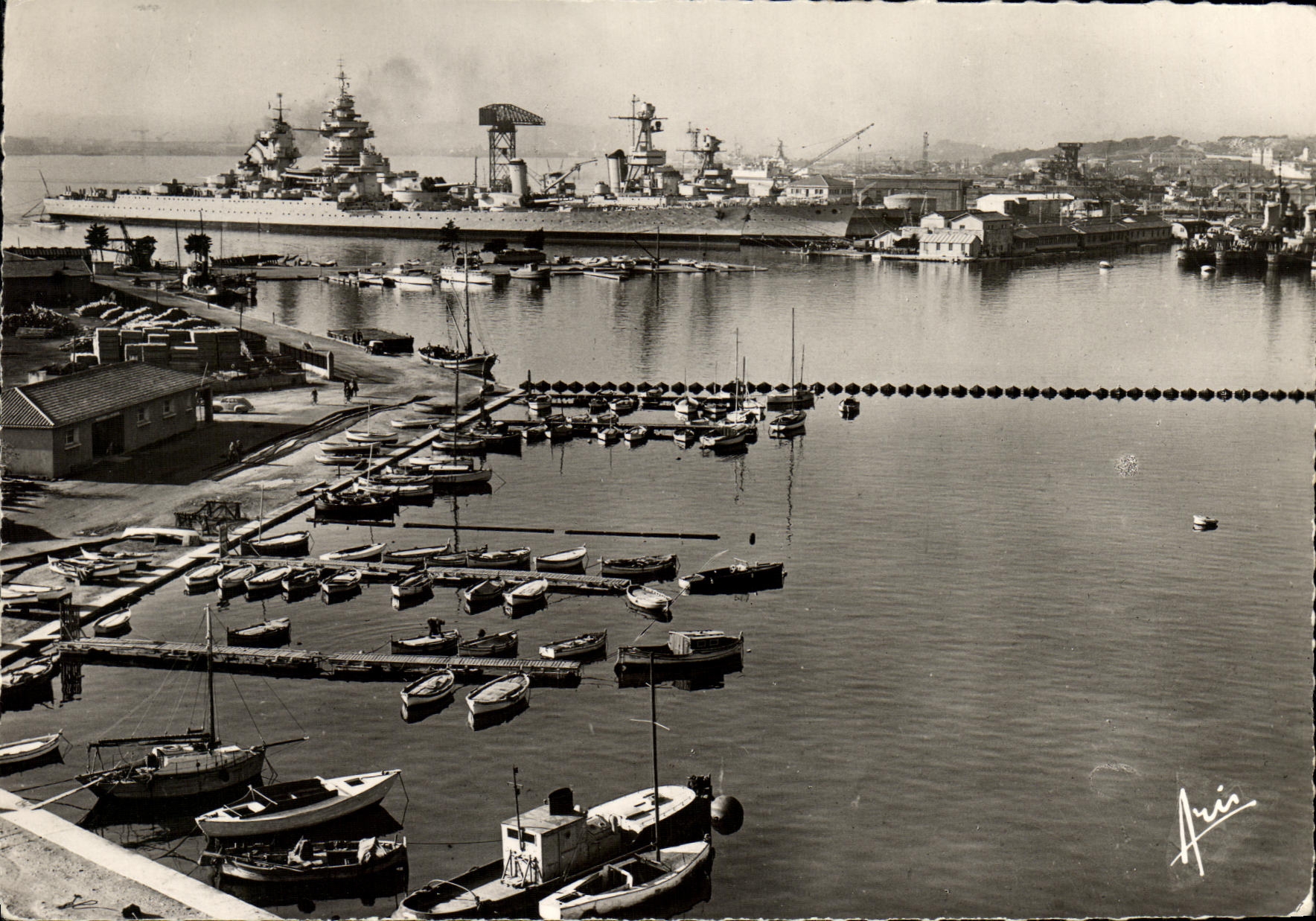CPM Bateau Guerre Le Richelieu dans le port de Toulon