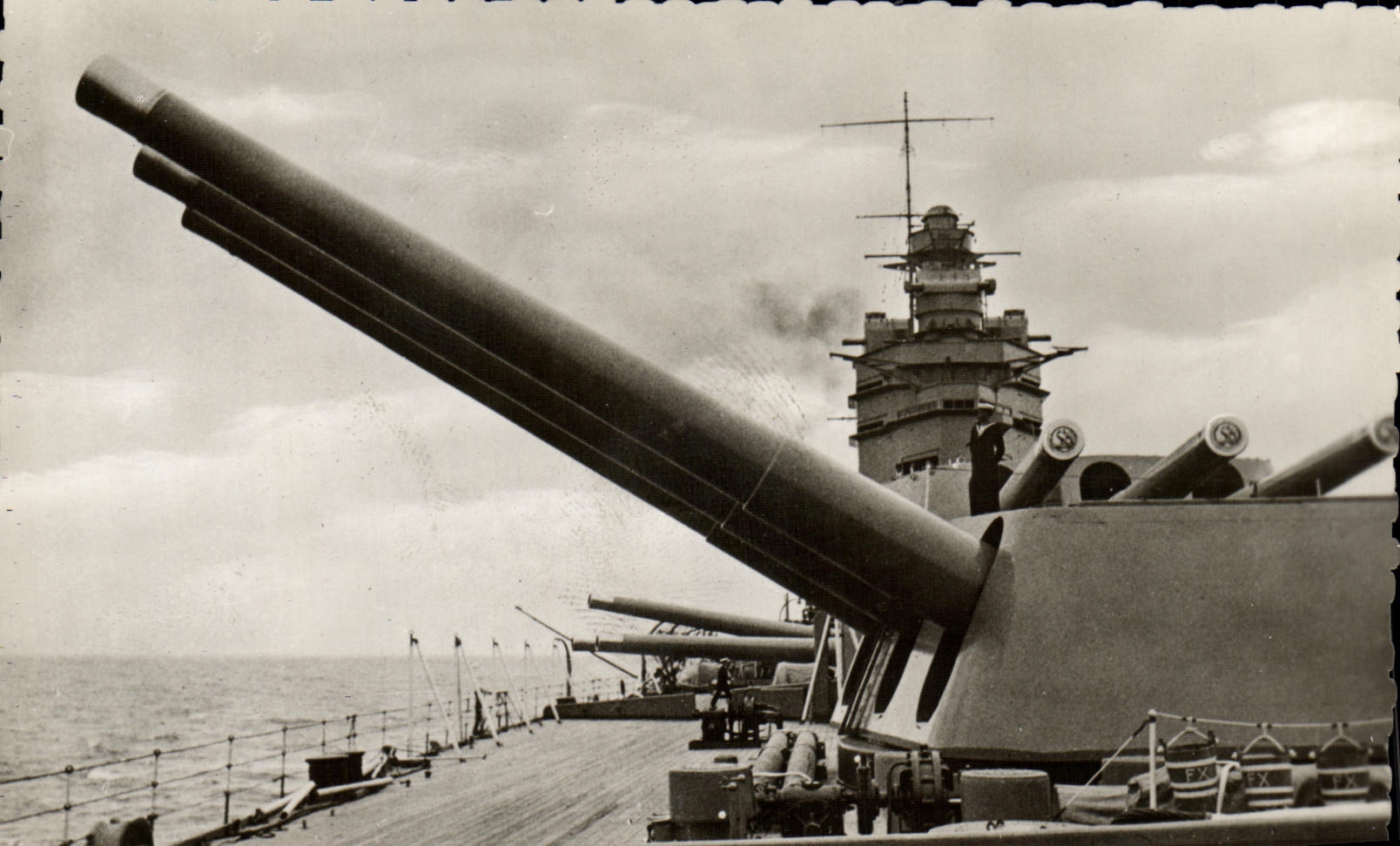CPSM Bateau Guerre Les pieces de 16 pouces sur le navire Rodney de la marine anglaise