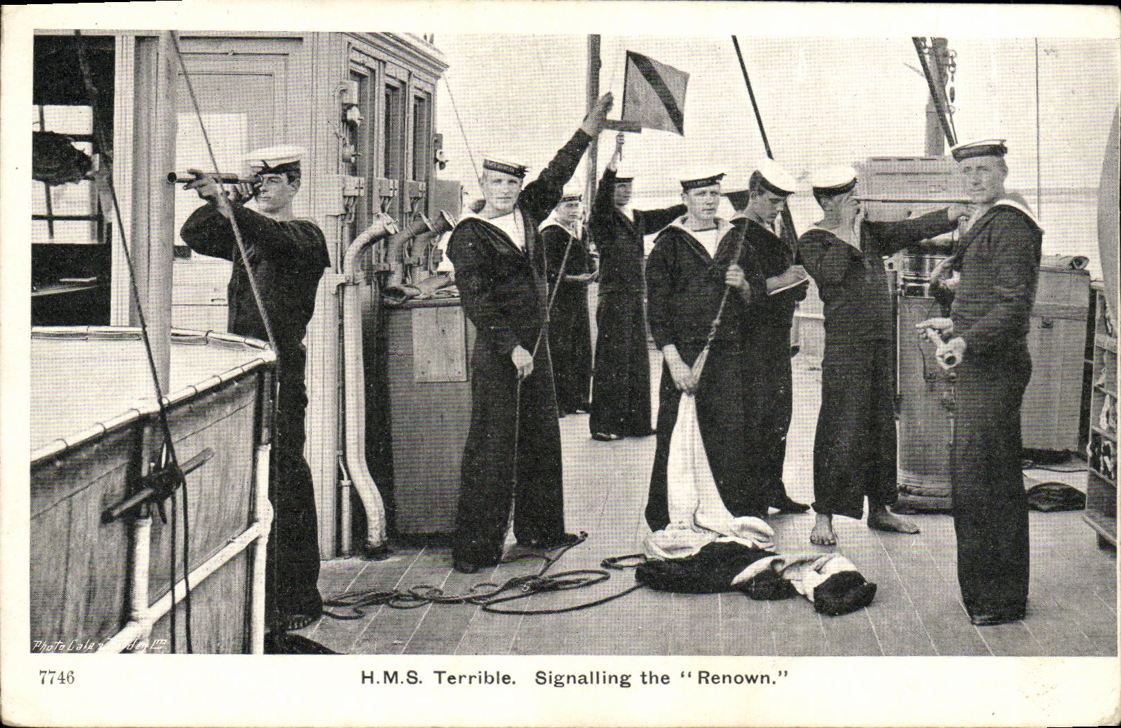 CPA Bateau Guerre HMS Terrible Signalling the renown