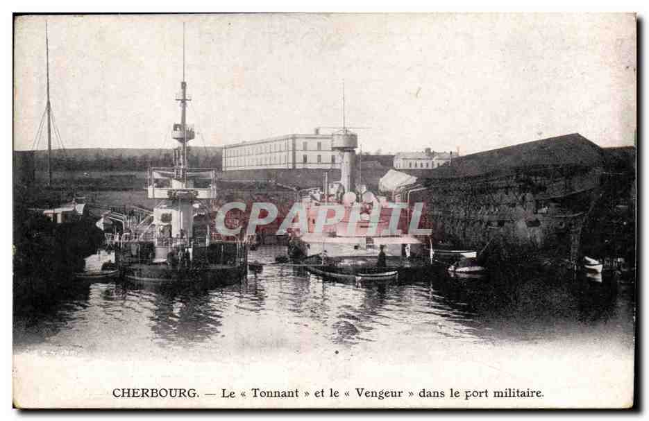 CPA Bateau Guerre Cherbourg le tonnant et le Vengeur dans le port militaire 