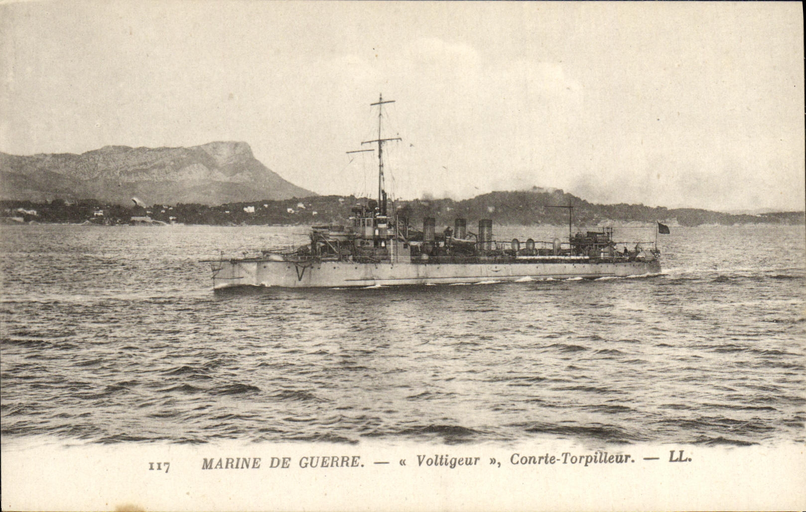 CPA Bateau Guerre Voltigeur contre torpilleur