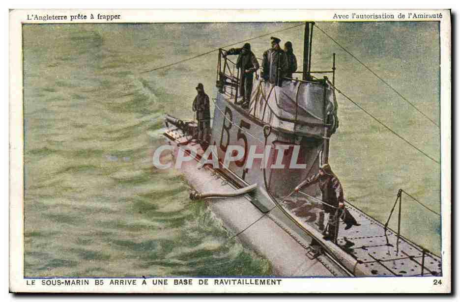 CPA Bateau Guerre Sous marin B5 arrive a une base de ravitaillement 