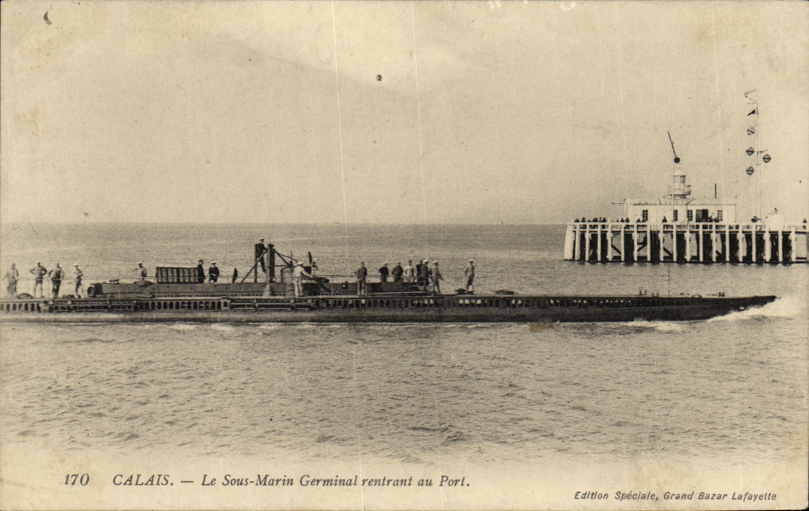 Calais — Le Sous-Marin Germinéal rentrant au Port — Edition Spéciale, Grand Bazar Lafayette