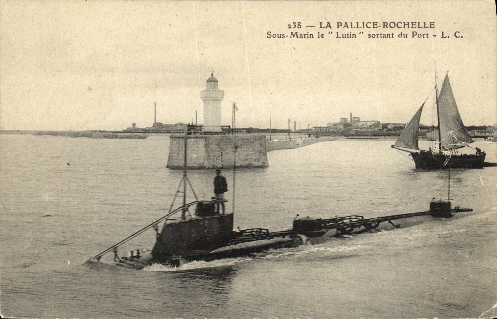 La Pallice-Rochelle — Sous-Marin le "Lutin" sortant du Port — L. C. n°238