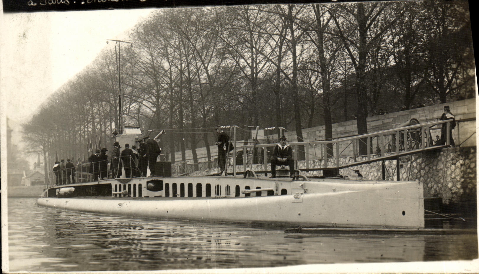Submarino en París — París, Francia — editor desconocido, número de serie no visible