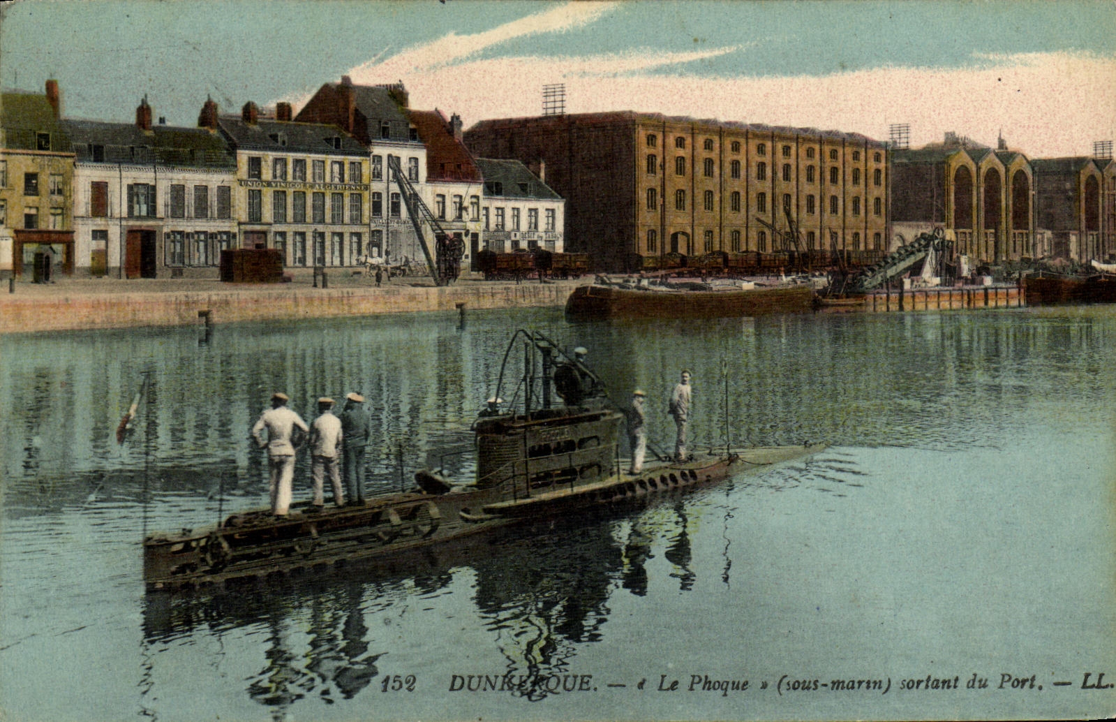Dunkerque — « Le Phoque » (sous-marin) sortant du Port — LL. 152