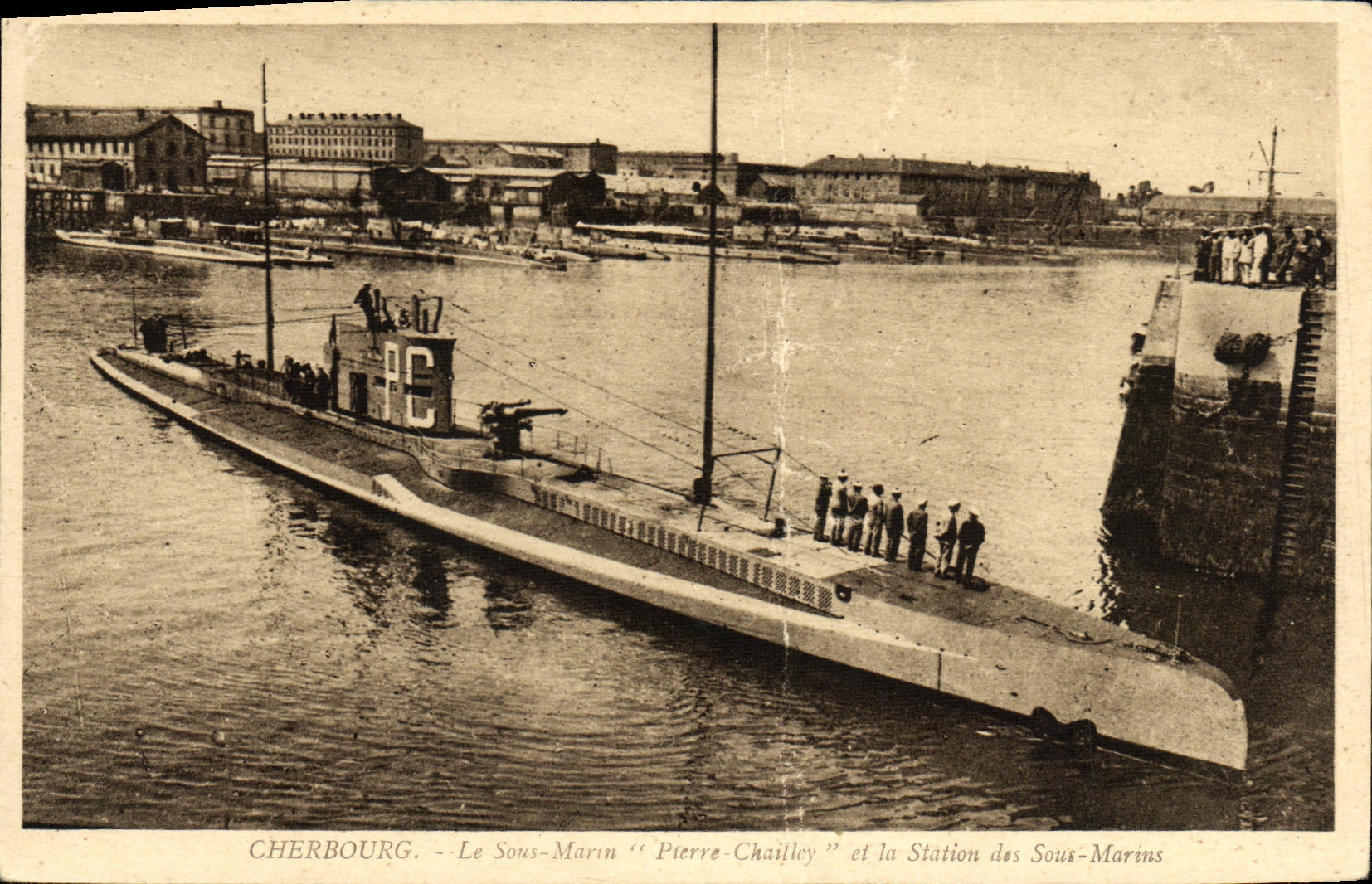 CPA Bateau Guerre Cherbourg Le sous marin Pierre Chailley et la station de sous marins