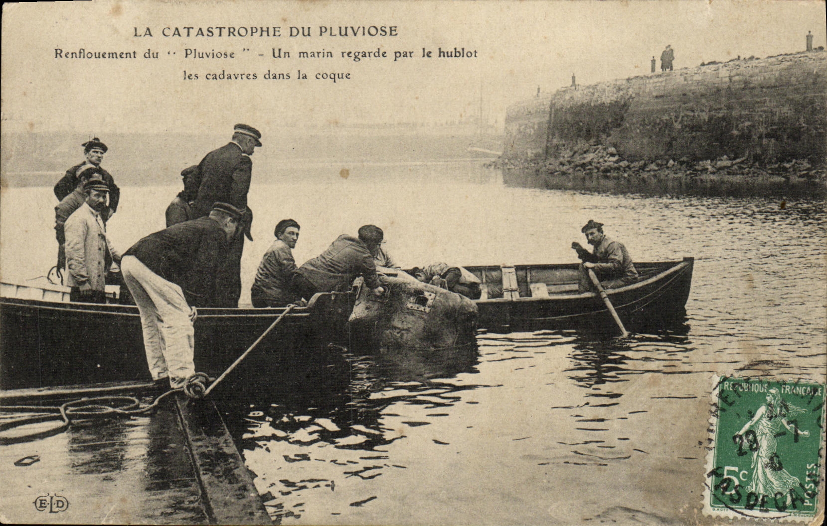 Die Katastrophe des Pluviose — Rettung des « Pluviose » — Ein Matrose blickt durch das Schott auf die Leichen in der Kajüte — Verlag E.D.