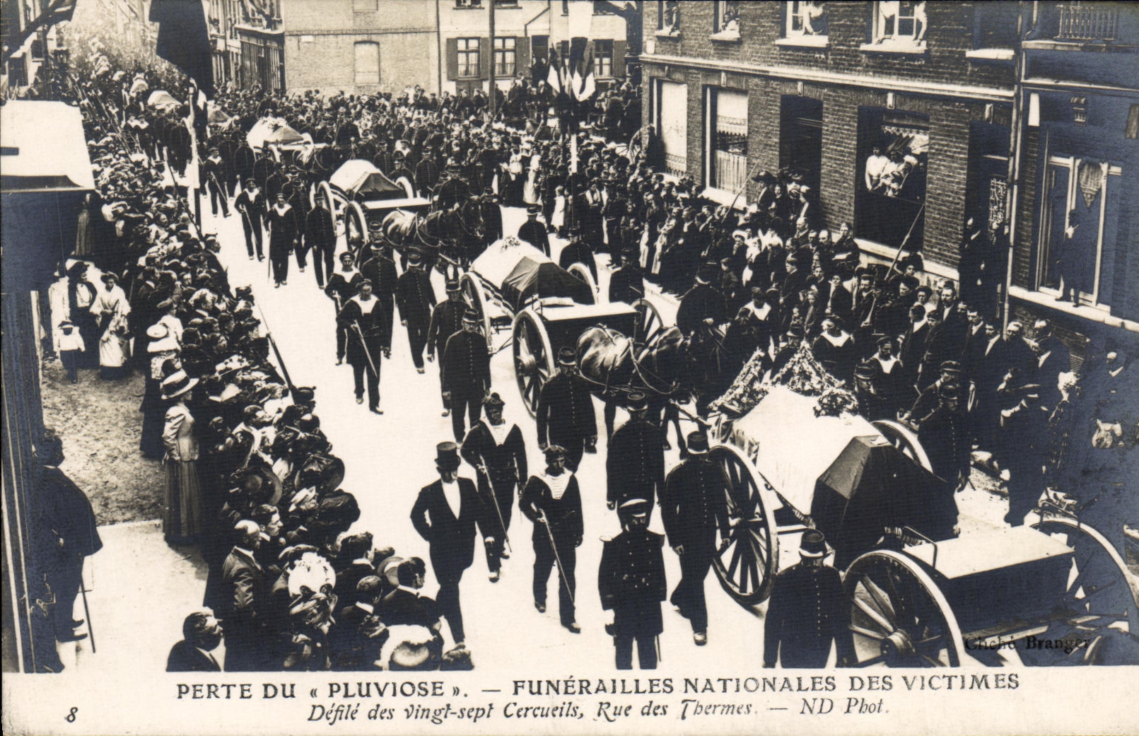 Défilé des vingt-sept cercueils — Funérailles nationales des victimes — ND Phot.