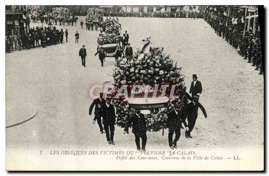 Les obsèques des victimes du « Pluviose » à Calais — Défilé des couronnes. Couronne de la Ville de Calais. — LL.