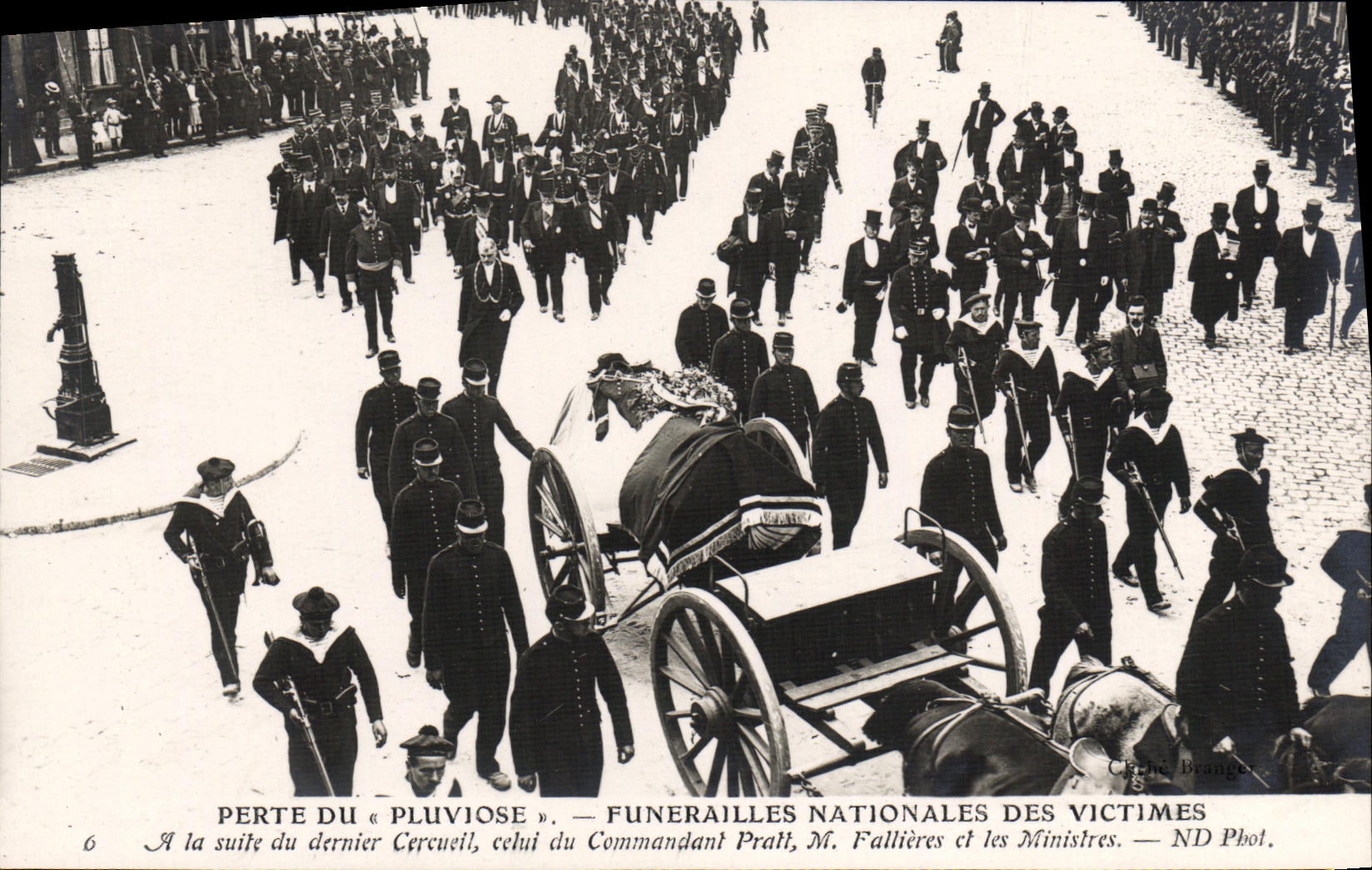 Funérailles nationales des victimes — À la suite du dernier cercueil, celui du Commandant Pratt, M. Fallières et les Ministres — ND Phot.