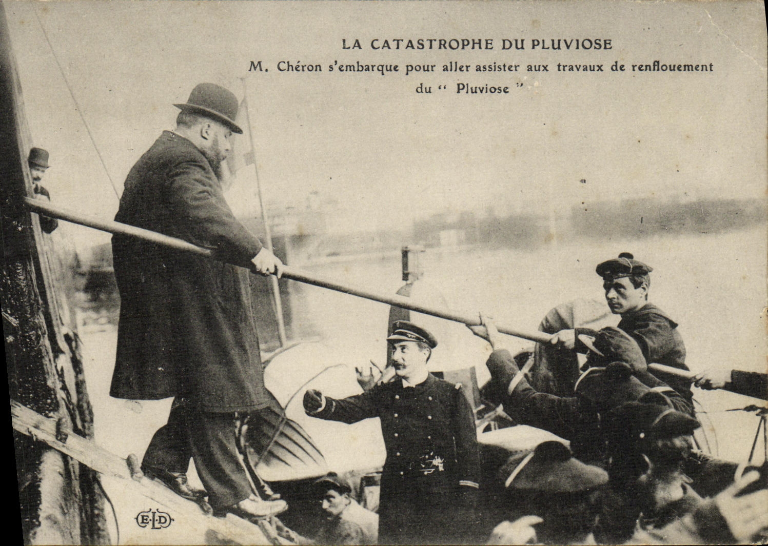La catastrophe du Pluviose — M. Chéron s'embarque pour assister aux travaux de renflouement — E.F.D.