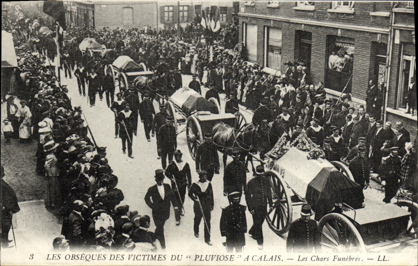 Les obsèques des victimes du "Pluviose" à Calais — Les chars funèbres — LL.