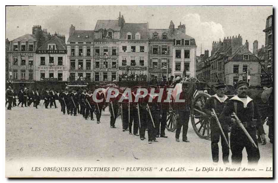Les obsèques des victimes du "Pluviose" à Calais — Le Défilé à la Place d'Armes — LL