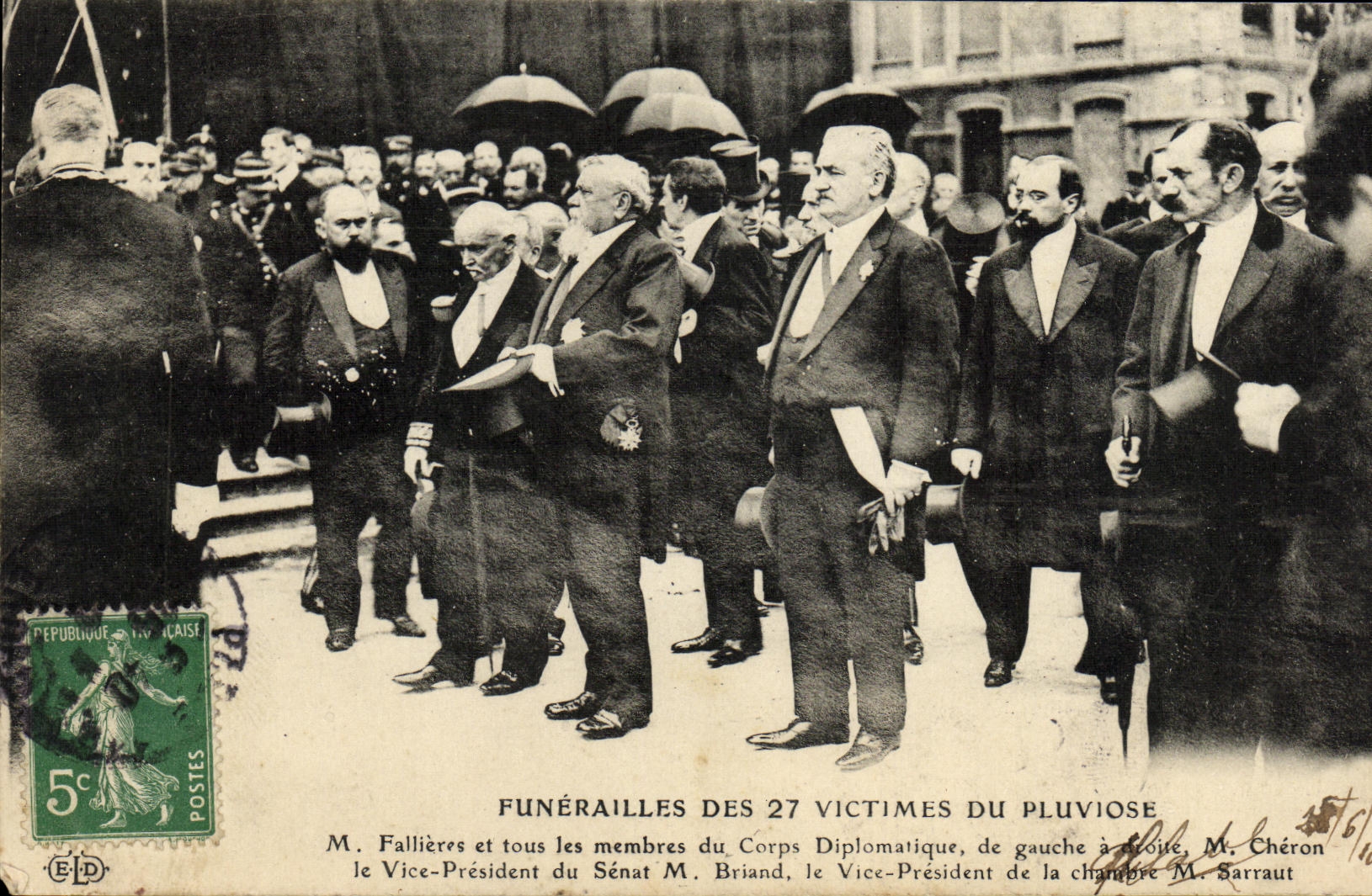 Funérailles des 27 victimes du Pluviose — M. Fallières et membres du Corps Diplomatique — Éditeur non identifié