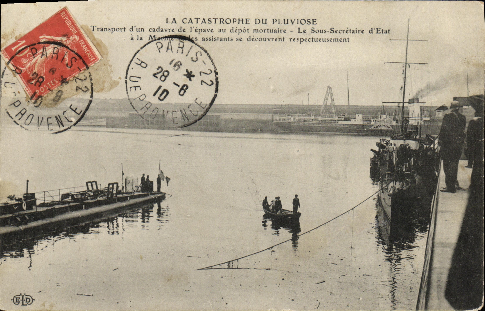 CPA Bateau Guerre Catastrophe du Pluviose Transport d un cadavre de l epave 