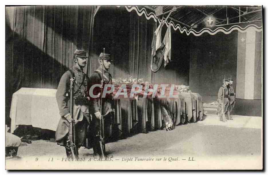 CPA Bateau Guerre Le Pluviose a Calais Depot funeraire sur le quai 