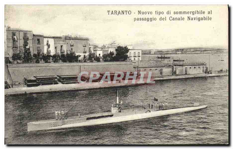 CPA Bateau Guerre Taranto Nuovo tipo di sommergibile al passagio del Canale Navigabile Sous marin