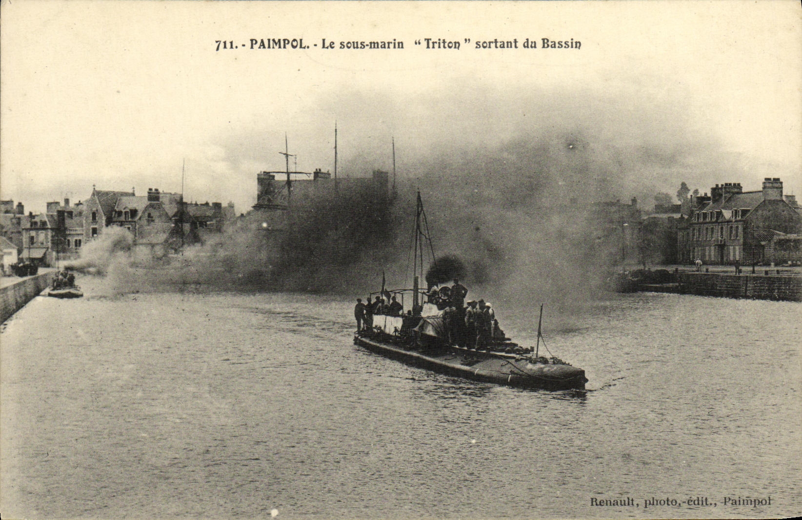 Paimpol - Le sous-marin "Triton" sortant du Bassin — Renault, photo-édit., Paimpol, n°711