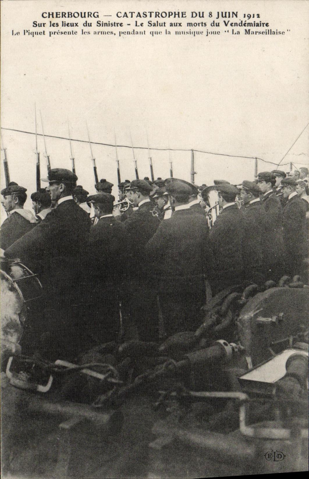 CPA Bateau Guerre Cherbourg Catastrophe du 8 juin 1912 Sur les lieux du sinistre Le salut aux morts du Vendemiaire
