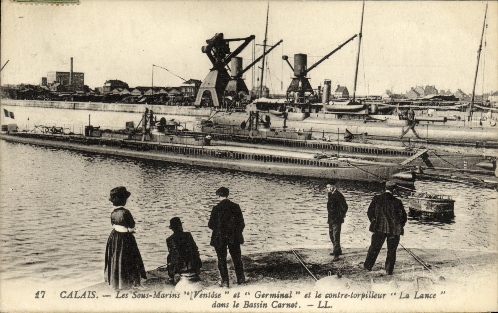 Calais — Les Sous-Marins "Venlôse" et "Germinal" et le contre-torpilleur "La Lance" dans le Bassin Carnot — LL.