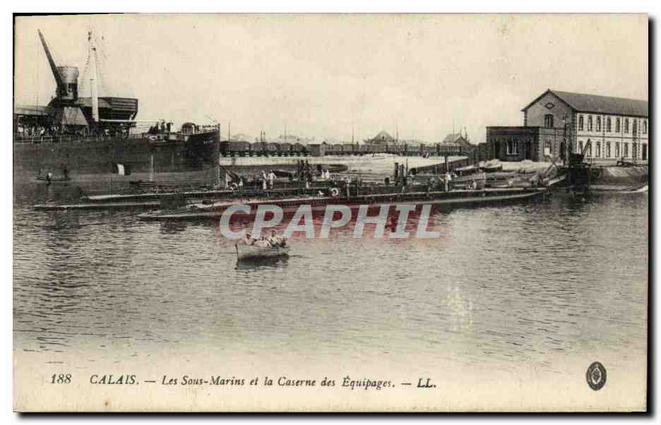CPA Bateau Guerre Calais Les sous marins et la caserne des equipages