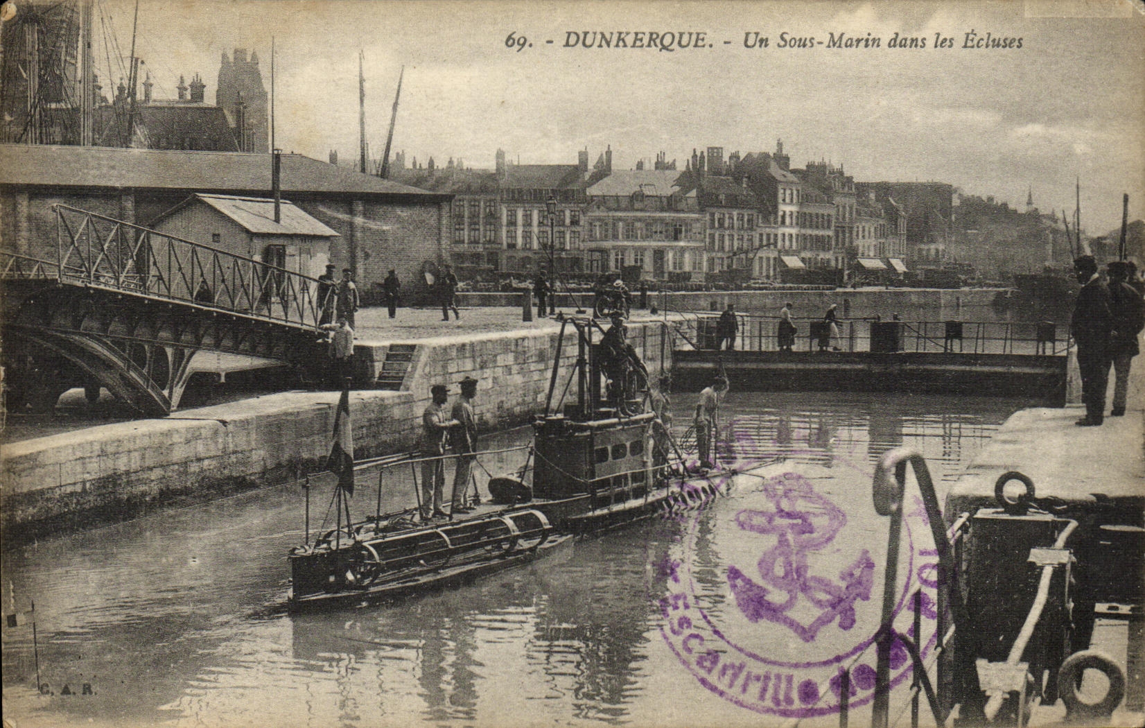 CPA Bateau Guerre Dunkerque Un sous marin dans les ecluses