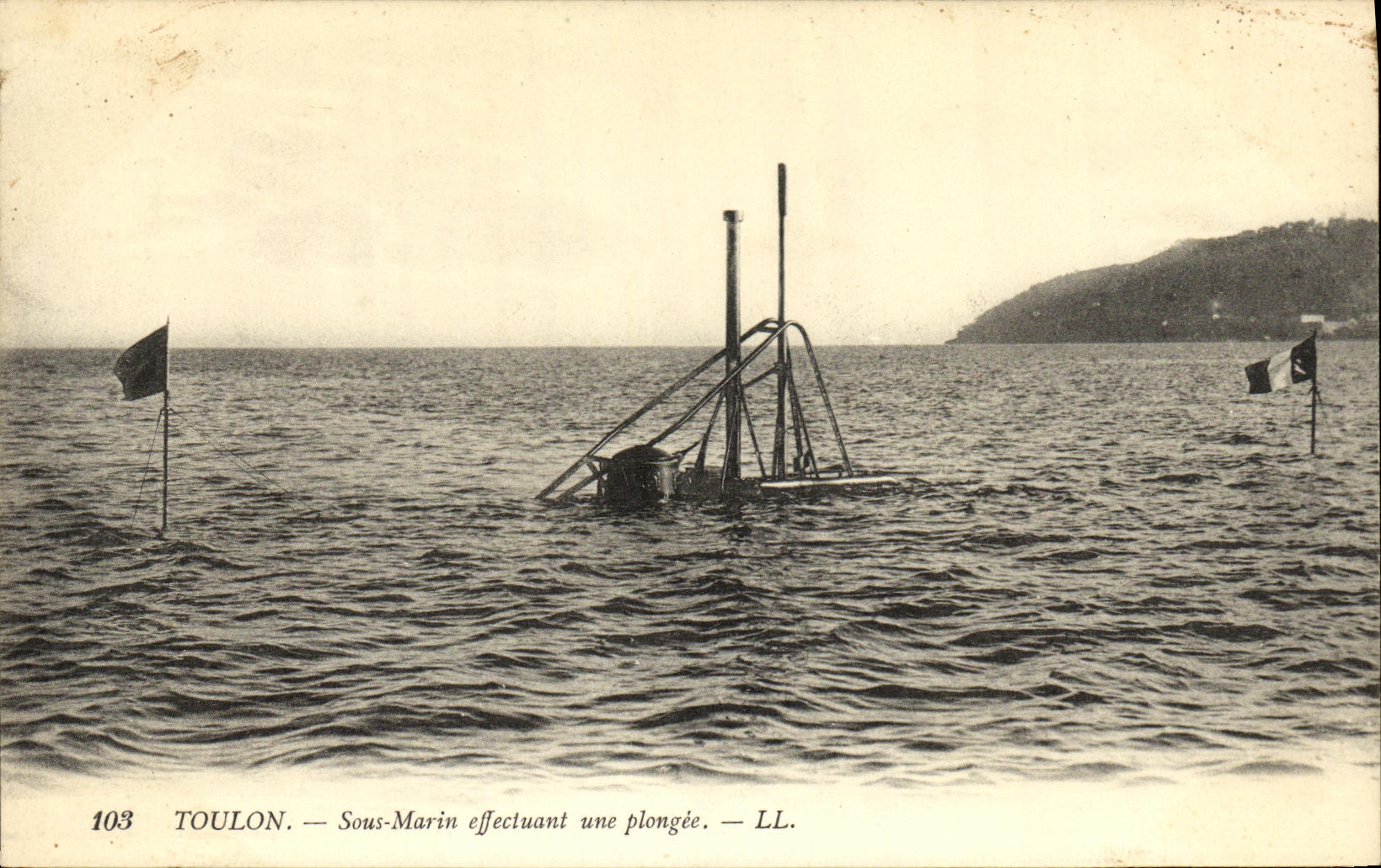 CPA Bateau Guerre Sous marin effectuant un plongeage