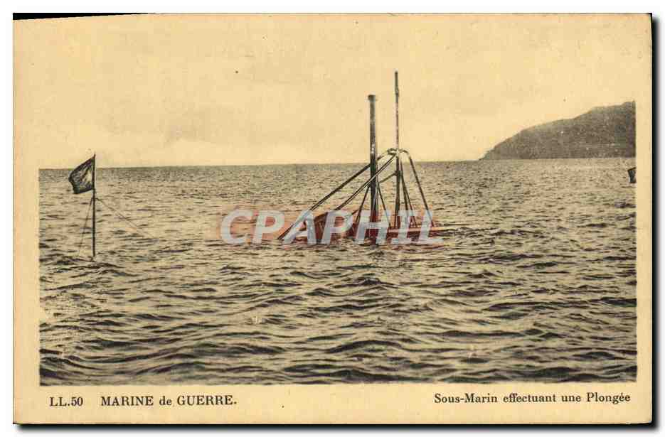 CPA Bateau Guerre Sous marin effectuant une plongee
