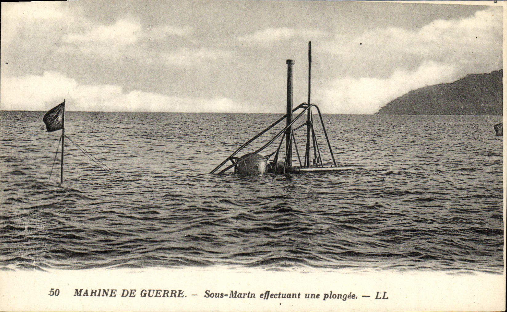 CPA Bateau Guerre Sous marin effectuant une plongee