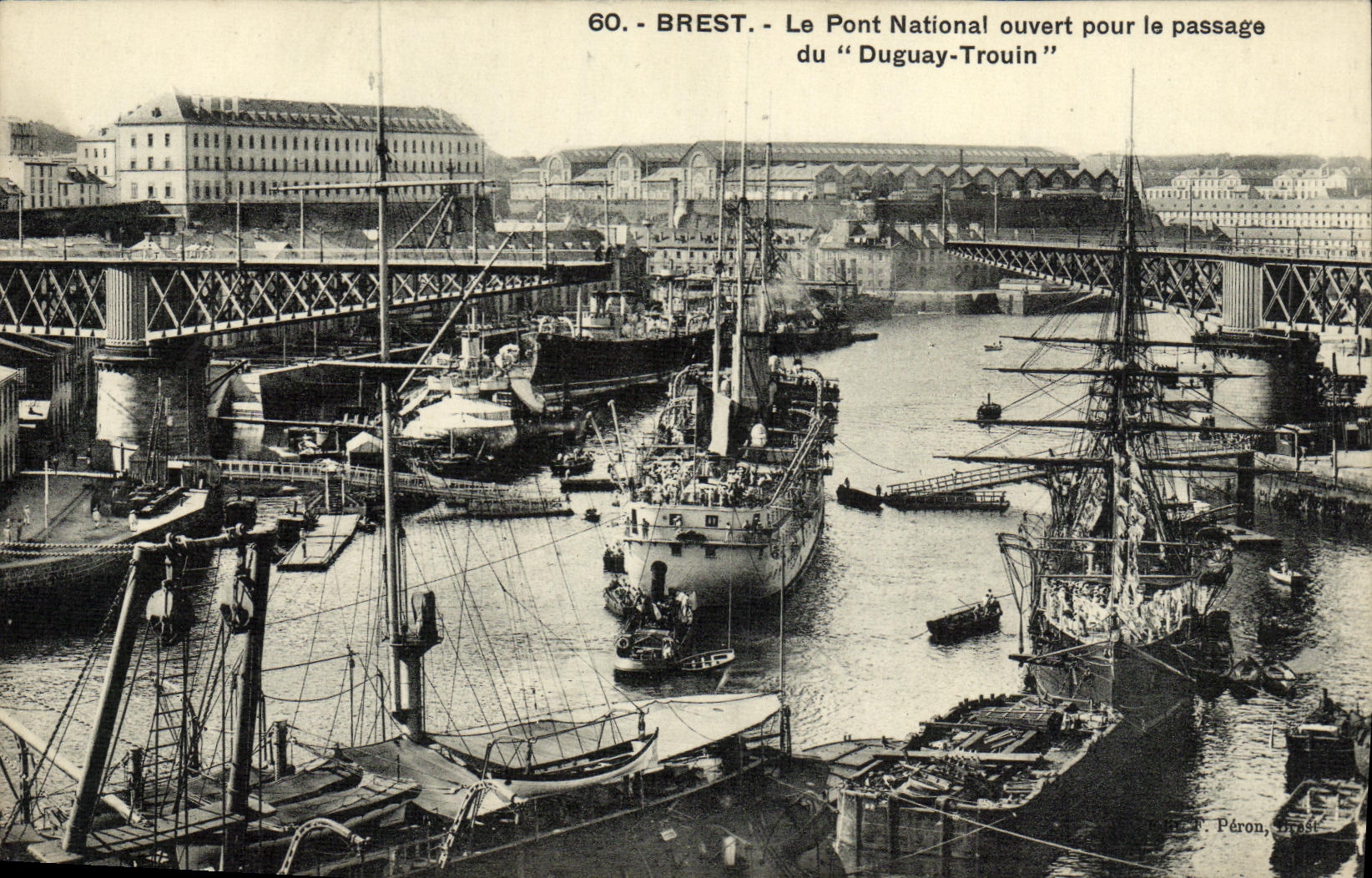 Brest - Le Pont National ouvert pour le passage du "Duguy-Trouin"