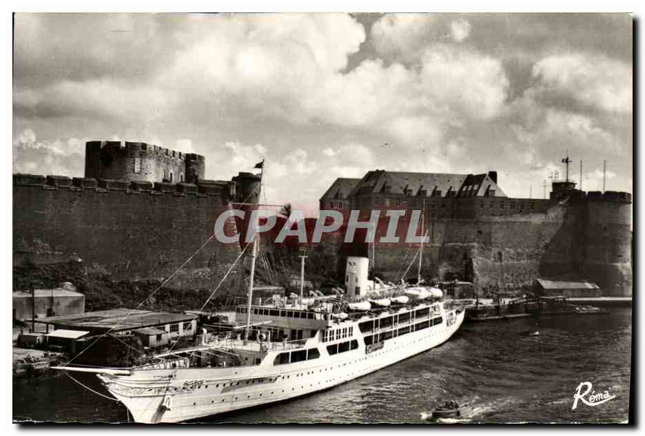 Brest (Finistère) — Devant le Château et la Préfecture Maritime : le MAHROUSSA, navire-école égyptien (ancien yacht de l'ex-Roi Farouk)