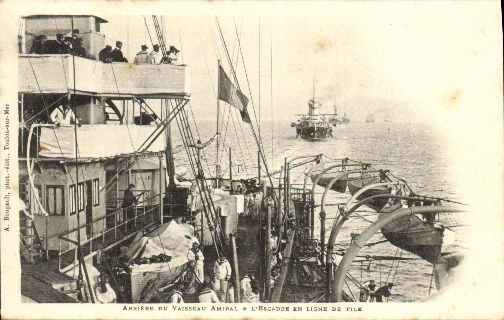 Arrière du vaisseau amiral & l'escadre en ligne de file — Toulon-sur-Mer, éditeur A. Bougault