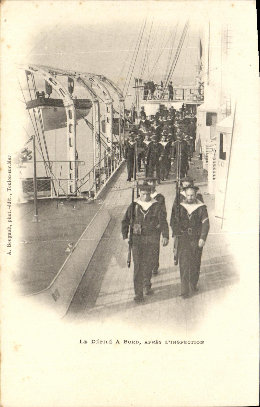 CPA Bateau Guerre Le defile a bord apres l inspection