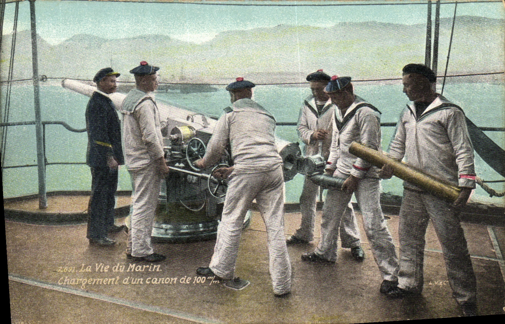 Carga de un cañón de 100 mm — La Vida del Marinero — editor L. VAC, n° 2621