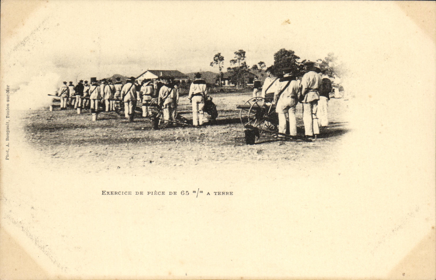 CPA Bateau Guerre Exercice de piece de 65 mm a terre