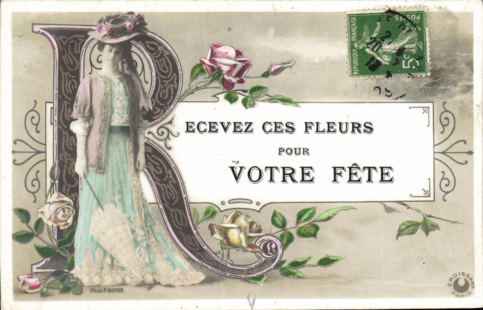 Frau in blauer Robe und Hut — Rosen — Foto. P. BOYER — Croissant, Paris
