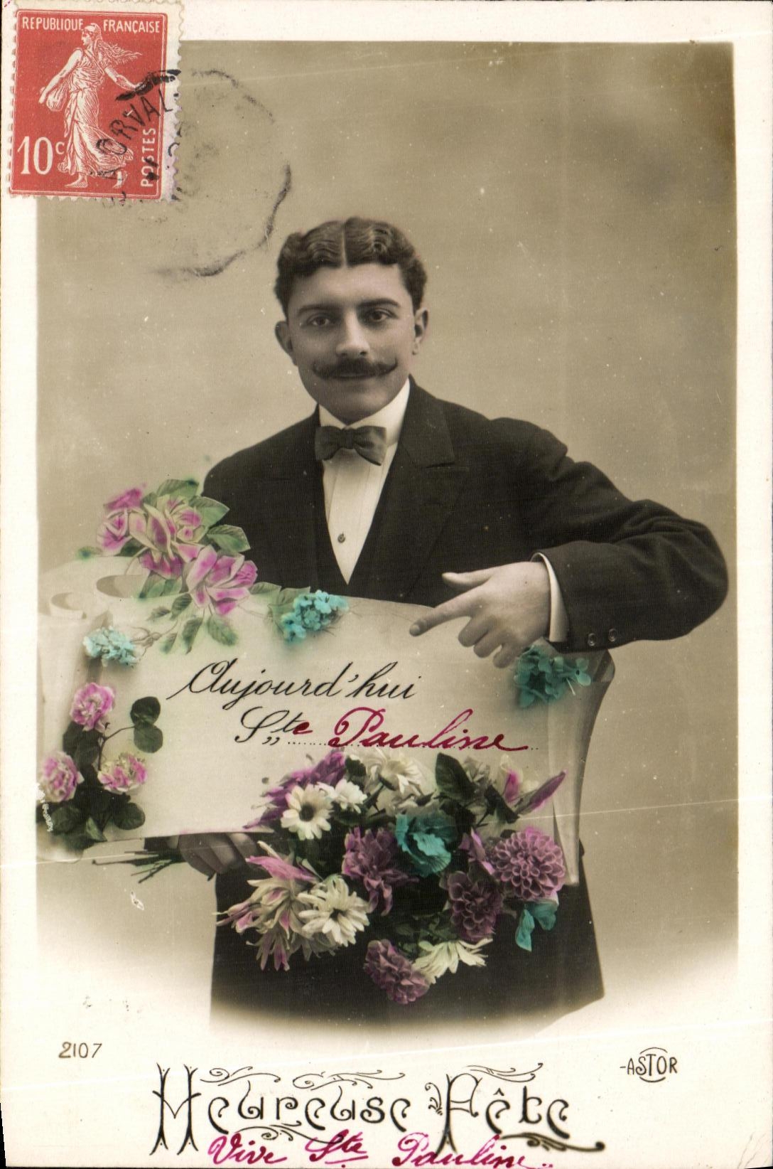 Homme en costume — portrait avec bouquet et pancarte 'Aujourd'hui Sté Pauline' — éditeur ASTOR n°2107