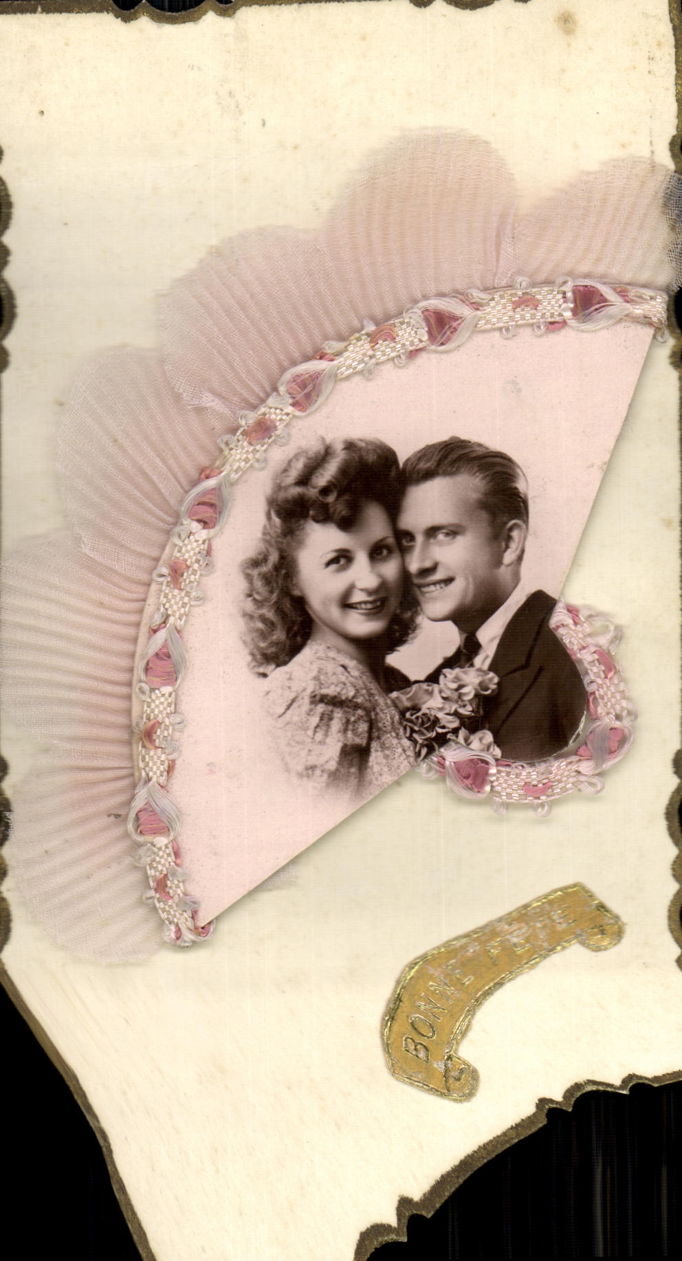 Couple souriant — photo encadrée dans un décor de fanfreluche rose — éditeur inconnu