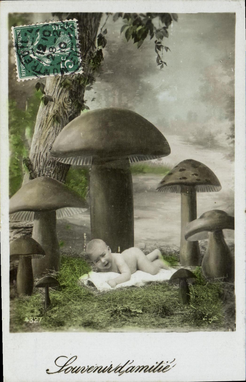 CPA Fantaisie Enfant Bebe Champignons 