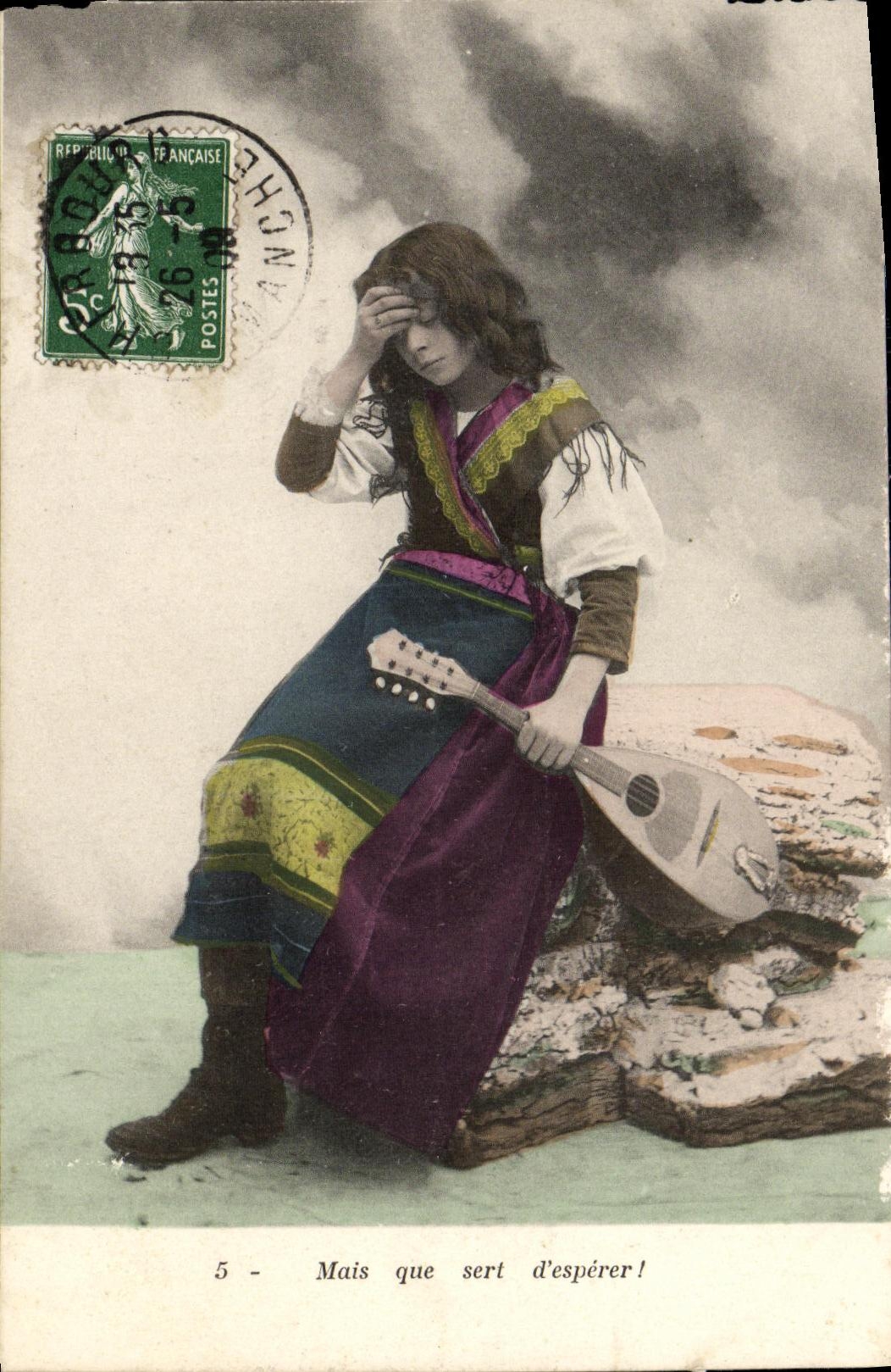 Jeune femme en costume traditionnel tenant une mandoline — Mais que sert d'espérer ! — Éditeur non visible, n° 5