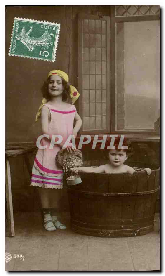 CPA Fantaisie Enfants Dans le bain 