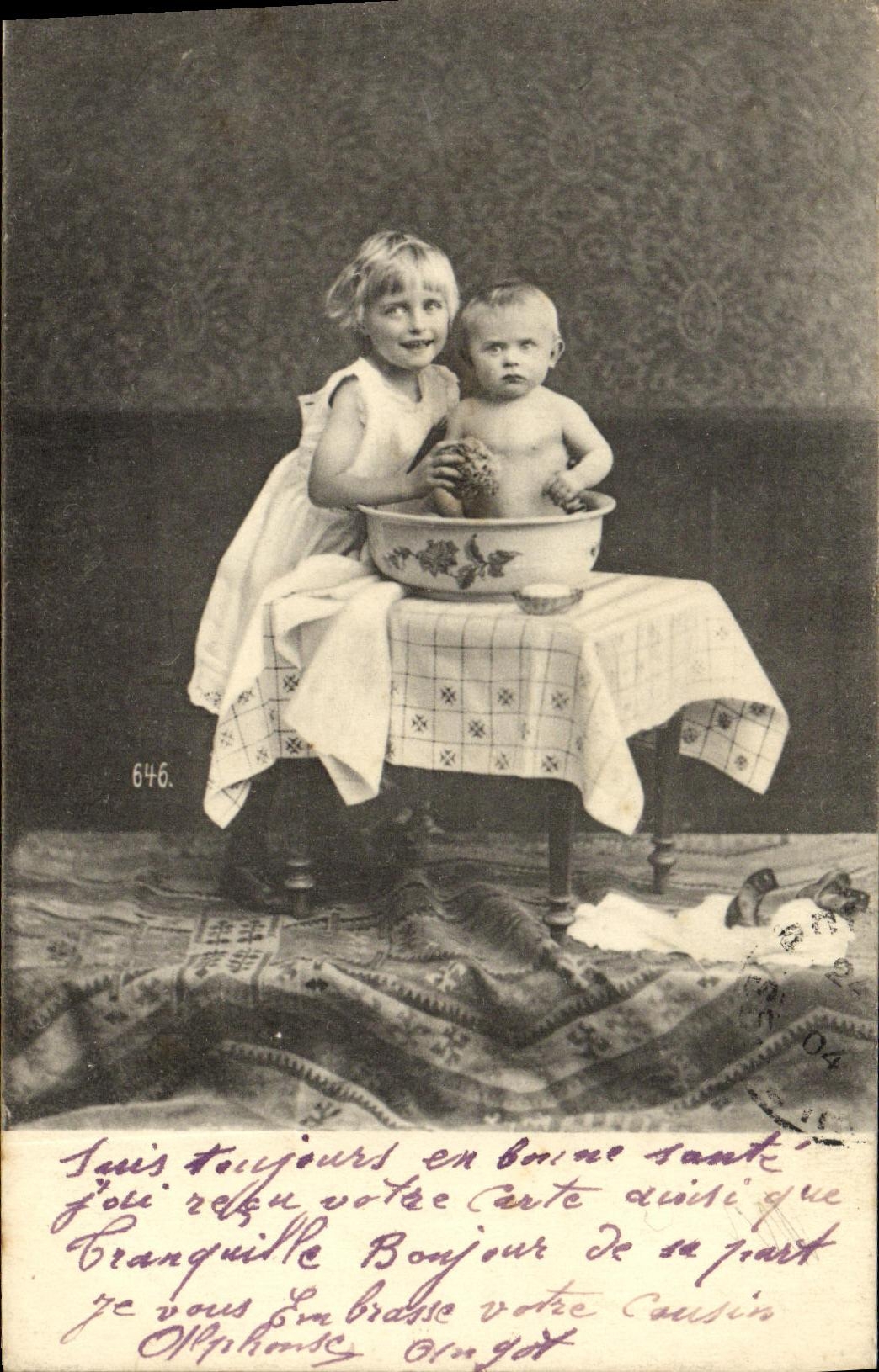 CPA Fantaisie Enfants Bebe le bain 