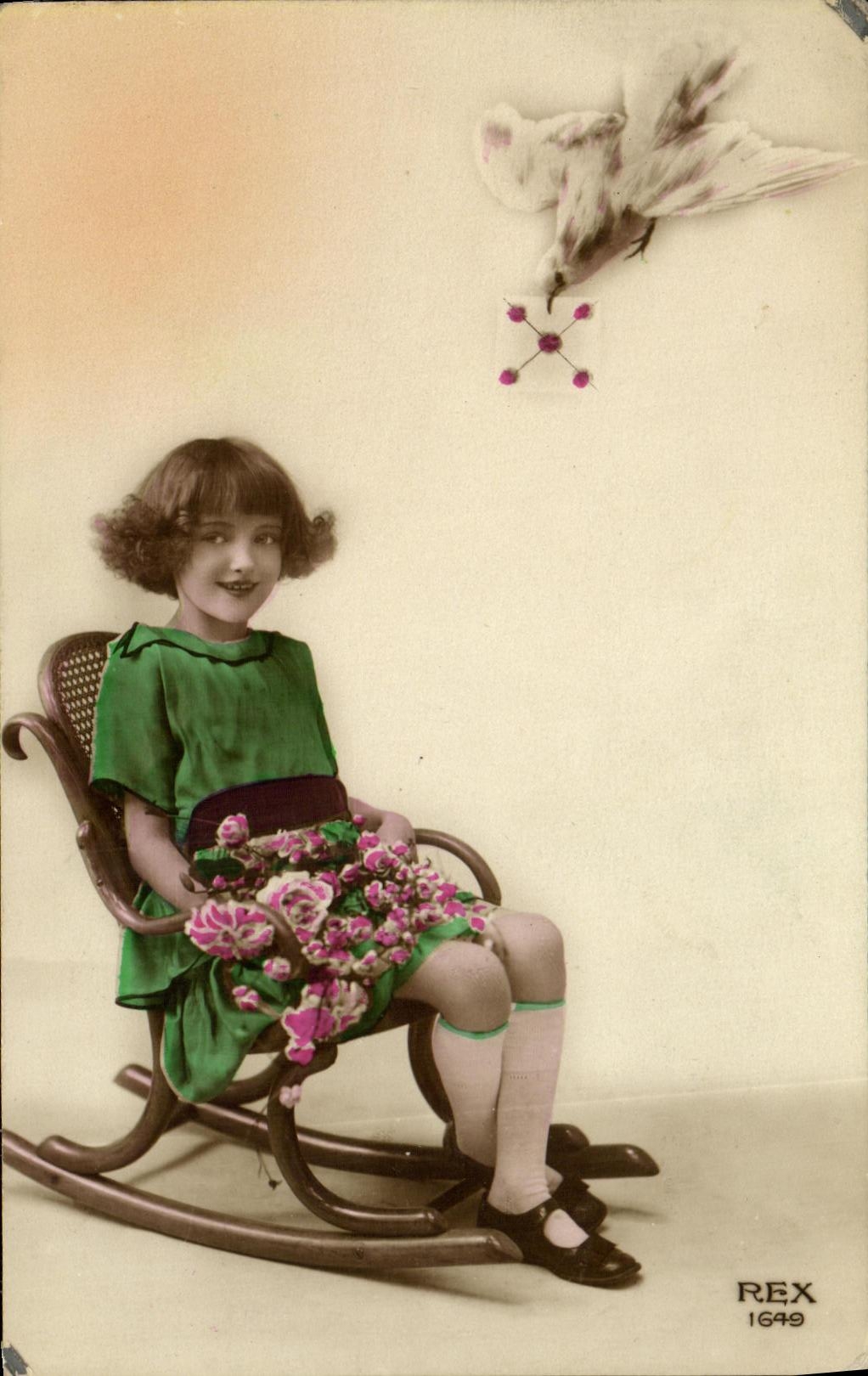 CPA Fantaisie Enfant oiseau Colombe