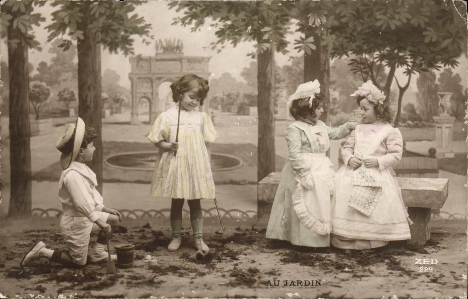 CPA Fantaisie Enfants Au jardin 