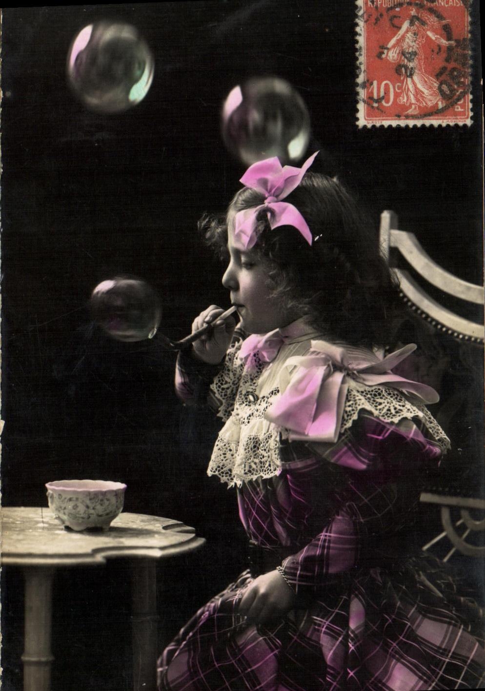 CPA Fantaisie Enfant jouant aux bulles de savon 